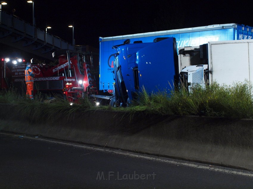 Einsatz BF Koeln PEINGEKLEMMT in Leverkusen P214.JPG